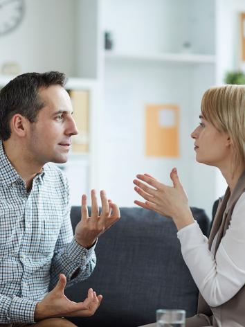 twee mensen in discussie op de bank