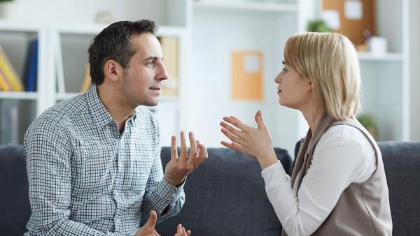 twee mensen in discussie op de bank