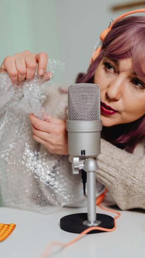 een vrouw knispert met plastic voor een microfoon