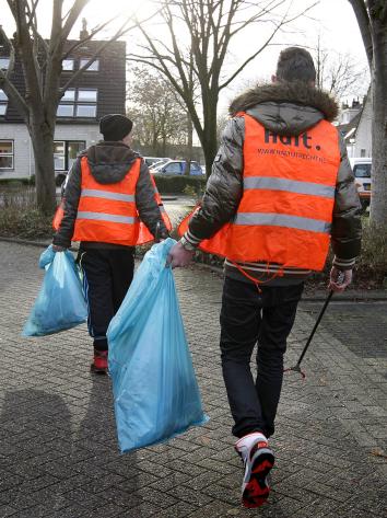 twee jongeren doen een taakstraf van Bureau HALT