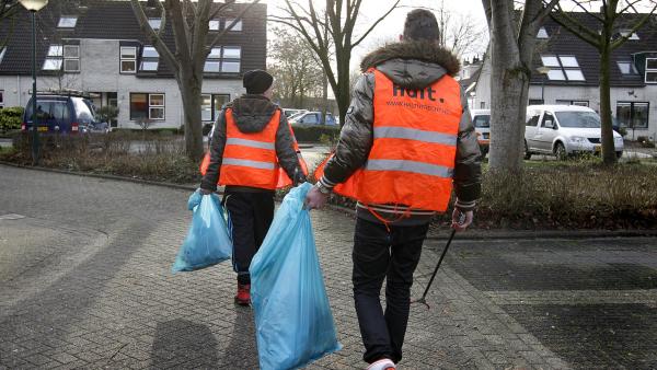 twee jongeren doen een taakstraf van Bureau HALT