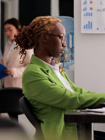 een vrouw zit aan haar bureau