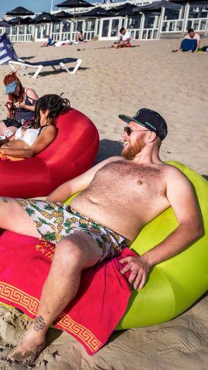 mensen genieten van de zon op het strand