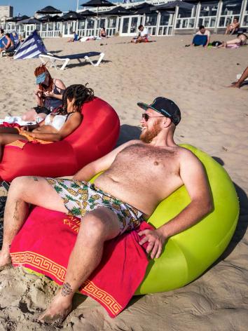 mensen genieten van de zon op het strand