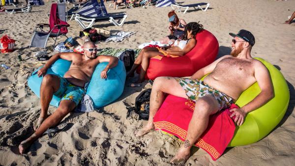 mensen genieten van de zon op het strand