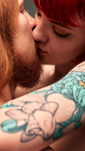 een naakt stel aan het zoenen