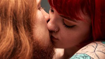 een naakt stel aan het zoenen