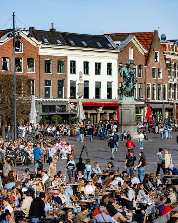 mensen op het terras in Haarlem