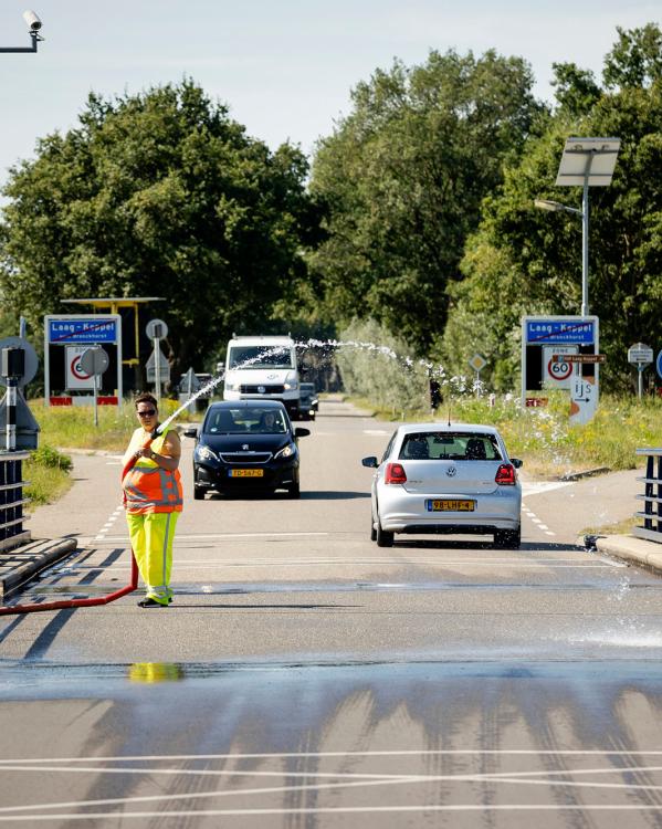 iemand van het waterschap verkoelt een brug 