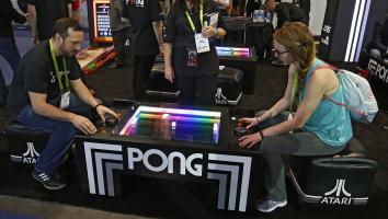 Twee mensen spelen een moderne variant van Pong.