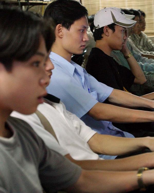 Groep jongens hebben een LAN-party