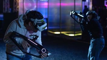 Man speelt met Virtual Reality bril op.