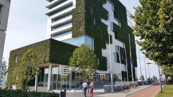 hoger gebouw met groene gevels