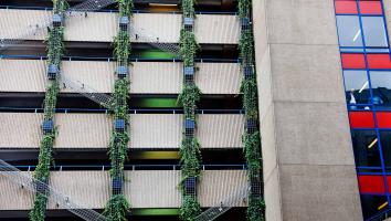 een parkeergarage in Rotterdam met een groene gevel