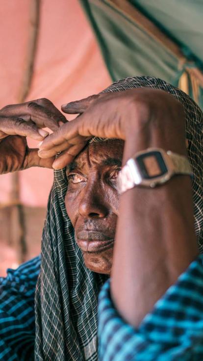 een man kijkt wanhopig voor zich uit