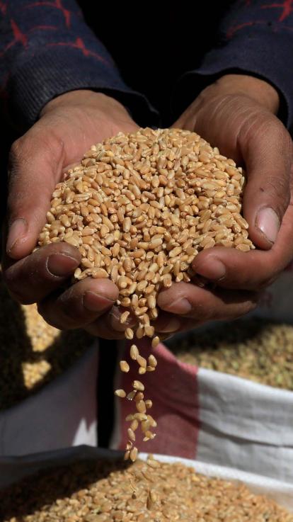 een man houdt voedsel in zijn handen