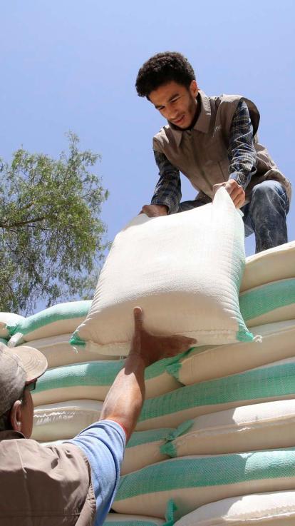 uitdelen van voedselpakketten in Jemen