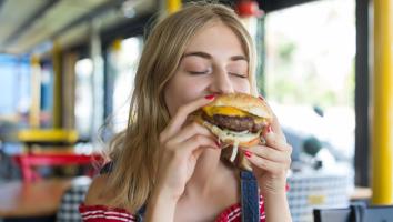 slanke vrouw eet een burger.
