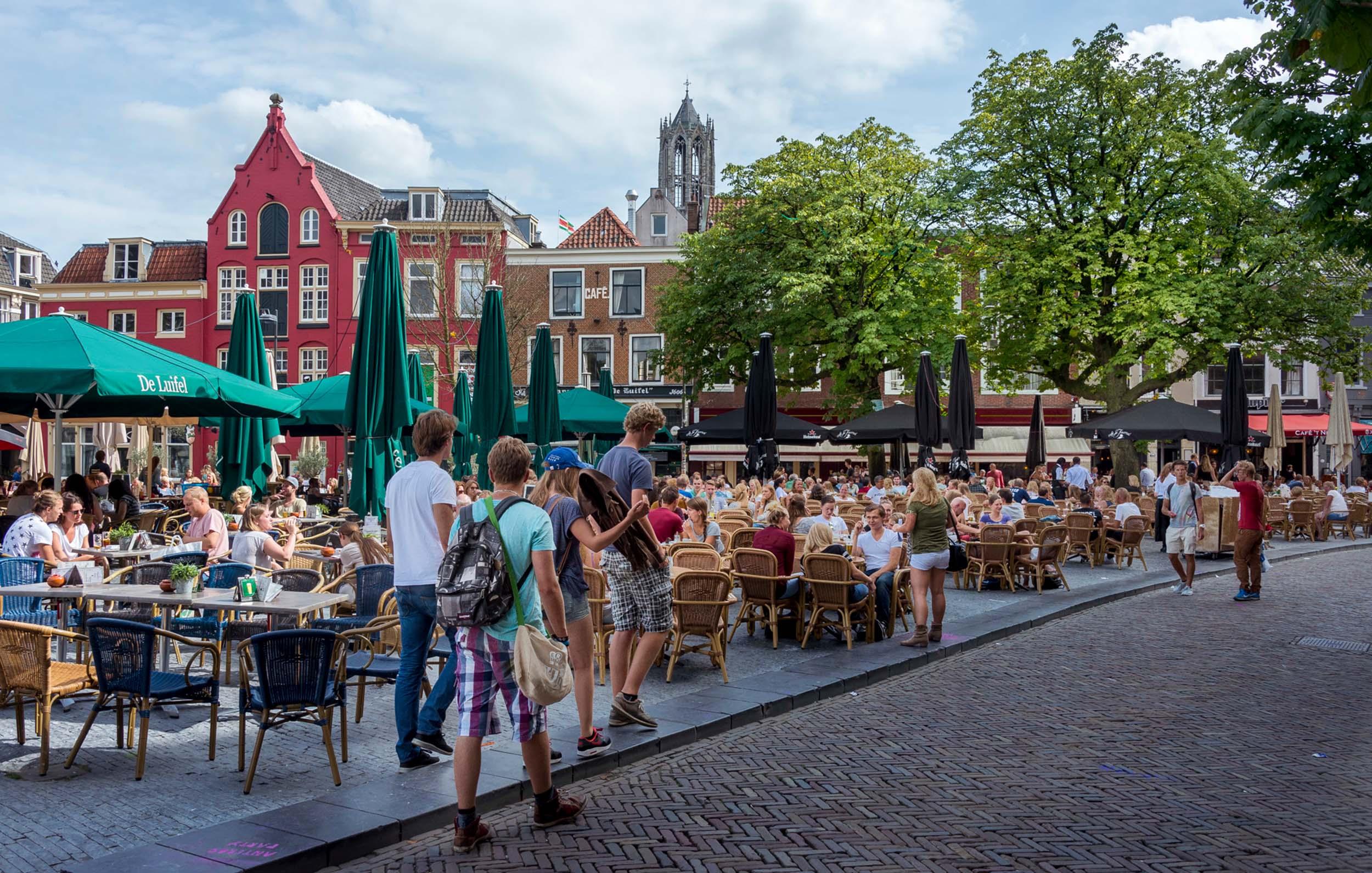 mensen op het terras op Neude in Utrecht