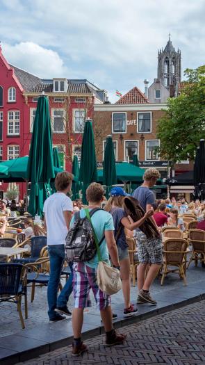 mensen op het terras op Neude in Utrecht