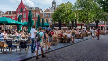 mensen op het terras op Neude in Utrecht