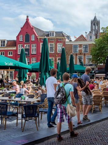 mensen op het terras op Neude in Utrecht