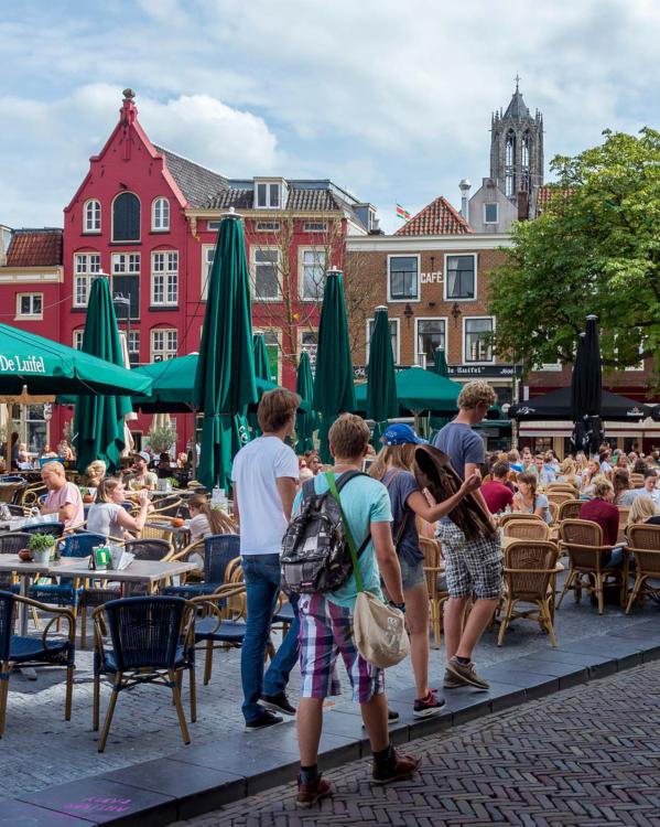 mensen op het terras op Neude in Utrecht