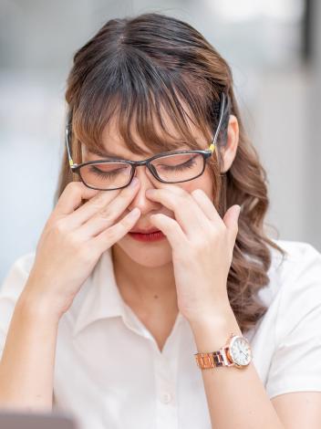 een vrouw wrijft in haar ogen
