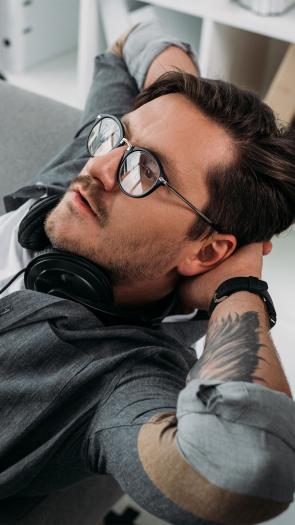 een man aan het relaxen in een stoel