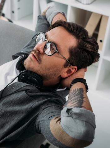 een man aan het relaxen in een stoel