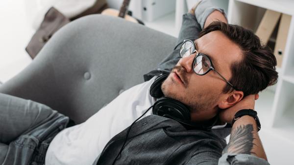 een man aan het relaxen in een stoel