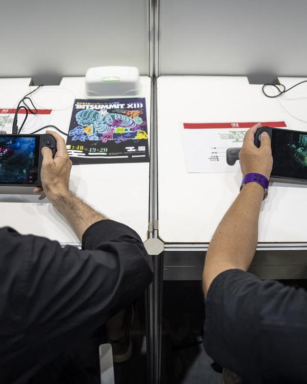 Twee mannen spelen met een Nintendo Switch 2.