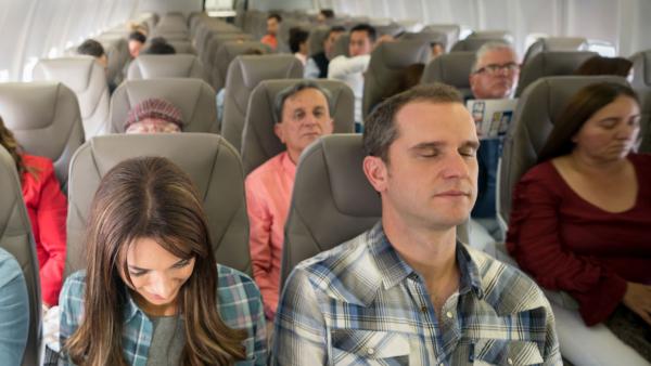 passagiers in een vliegtuig