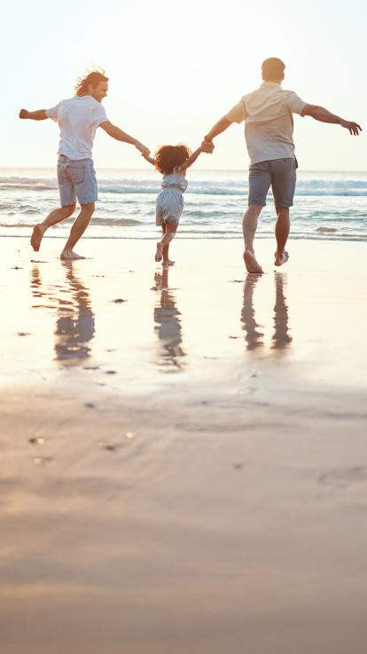 een gezin aan het uitwaaien op het strand