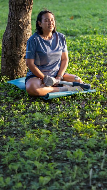 iemand in kleermakerszit aan het mediteren in een park