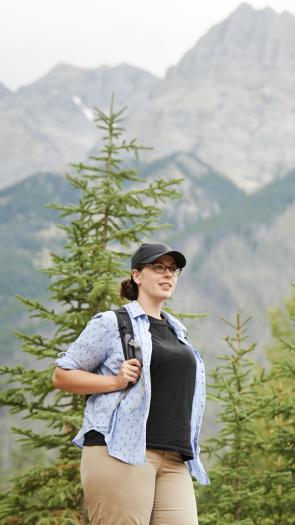 iemand loopt door de bossen en bergen