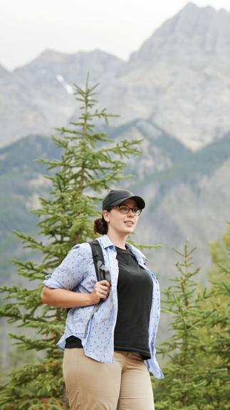 iemand loopt door de bossen en bergen