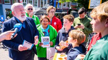 Frans Timmermans voert op straat campagne voor de Europese Parlementsverkiezingen