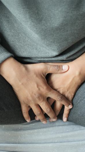 Man grijpt naar zijn kruis