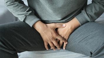 Man grijpt naar zijn kruis