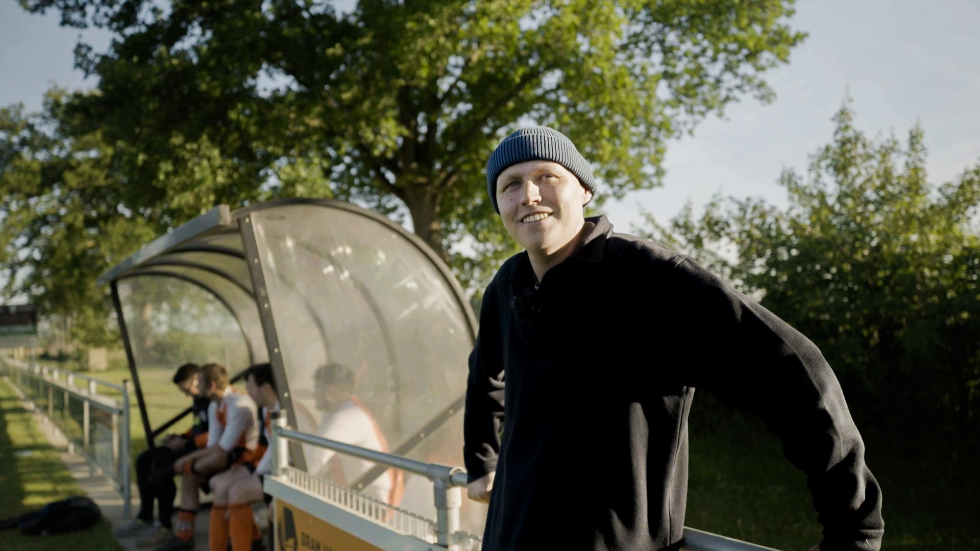 Nout van Leven tot het laatst leunt tegen hek op voetbalveld 