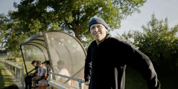 Nout van Leven tot het laatst leunt tegen hek op voetbalveld 