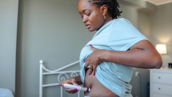 een vrouw injecteert zichzelf in de buik met hormonen 