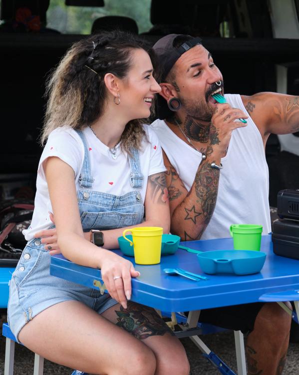 een stel neemt een selfie tijdens het reizen