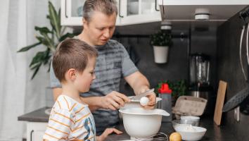 vader en zoon maken beslag in de keuken