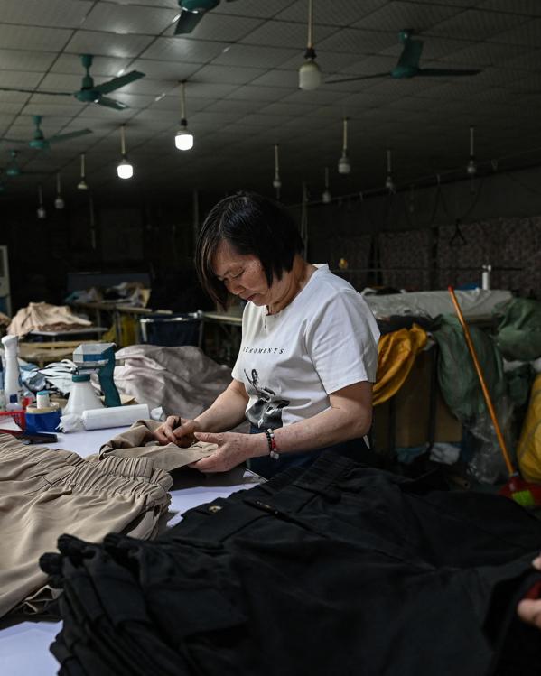 Een vrouw werkt hard aan ultra fast fasion