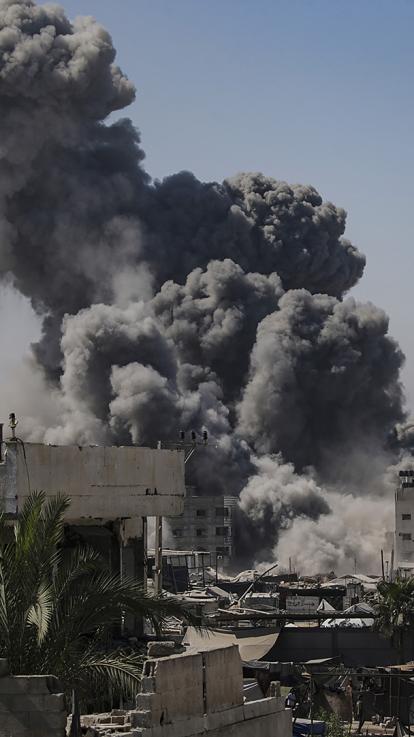 Rookpluim komt boven gebouw uit na luchtaanval