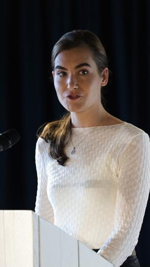 Lidewij de Vos spreekt achter microfoon bij presentatie verkiezingsprogramma 