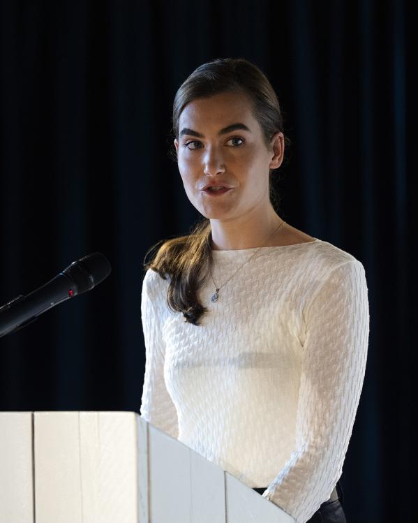 Lidewij de Vos spreekt achter microfoon bij presentatie verkiezingsprogramma