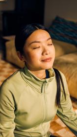 zittende vrouw die aan het ontspannen is 